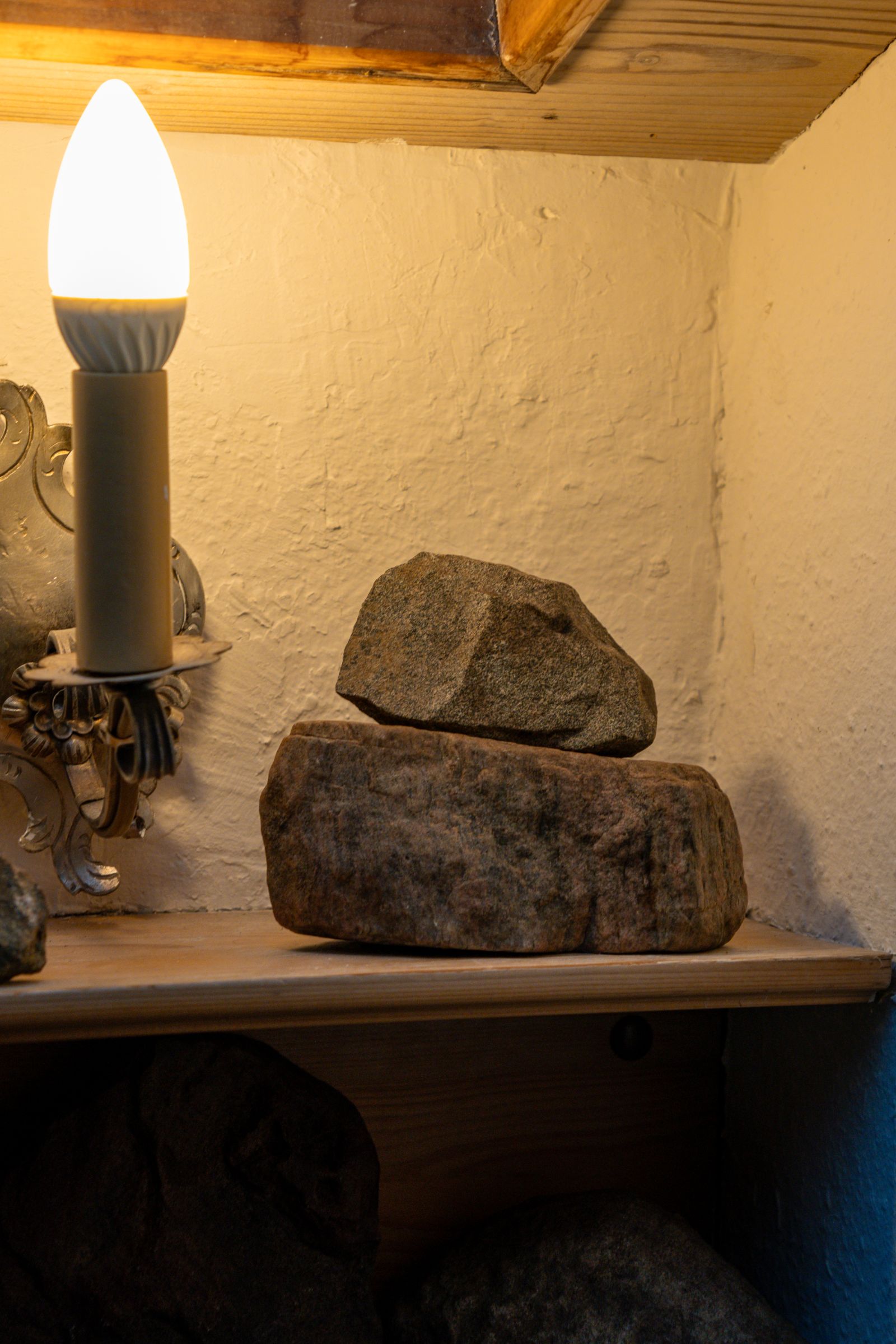 Meteorit in Büffelform auf versteinertem Holzpodest